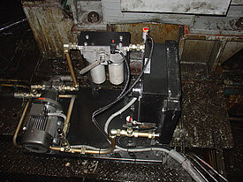 Umlaufanlage für eine Ölumlaufschmierung. Zu sehen sind Behälter, Pumpe, sowie Filter und Rohrleitungen.